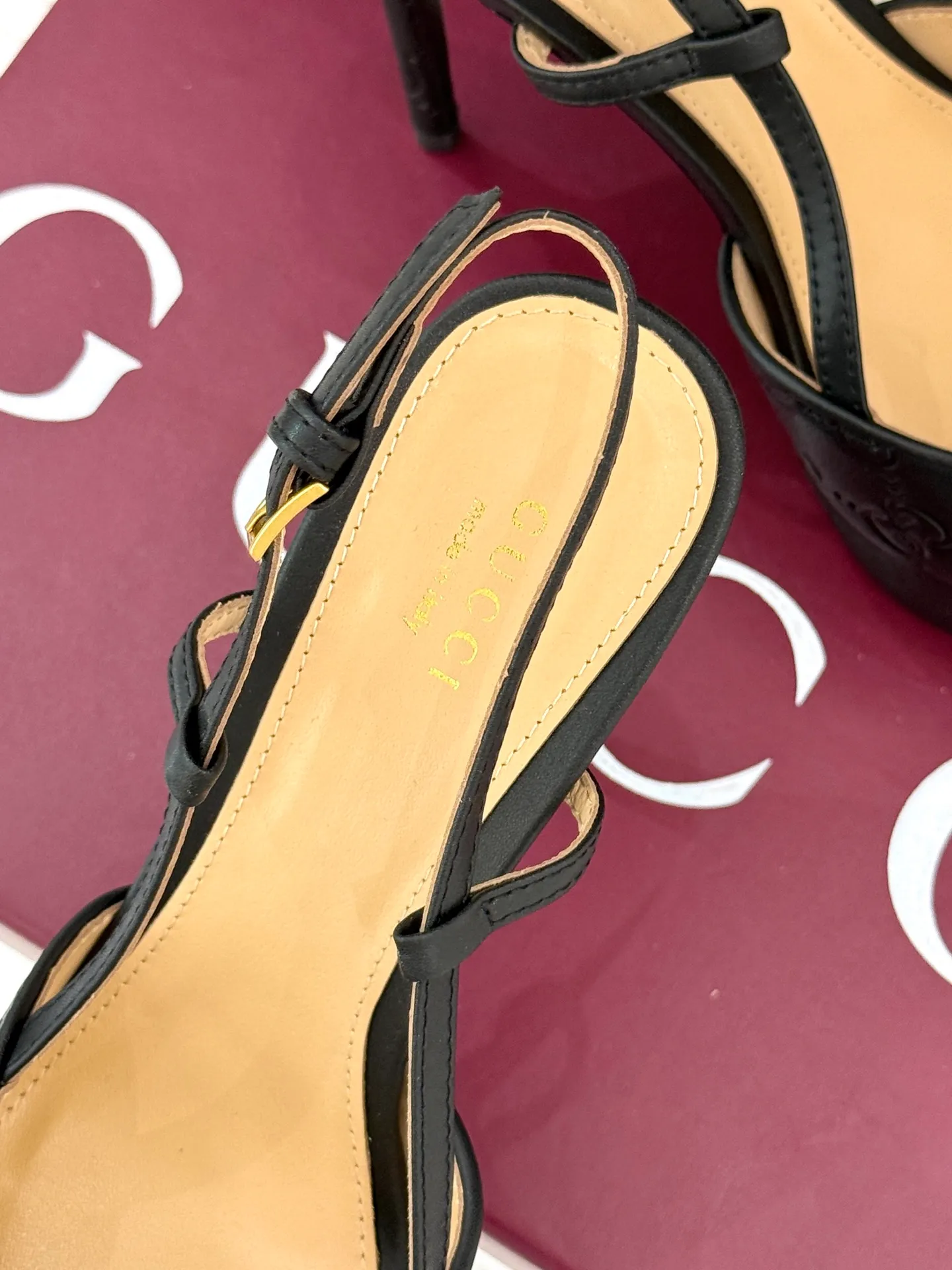 👟👟Ex-factory price 680👟👟 Gucci/Gucci classic horsebit pointed-toe platform high-heeled sandals, which perfectly integrate classic elements and fashionable design. These sandals are decorated with the iconic horsebit. The metallic horsebit embellishes the upper, exuding a strong retro style and highlighting the brand heritage. The design of the waterproof platform and the high heel complement each other. The 9.5 cm high heel and the 2 cm waterproof platform can effectively reduce the pressure on the foot while elongating the leg line, making walking more stable. The adjustable ankle buckle design is not only easy to put on and take off, but can also be adjusted according to personal foot shape to ensure a comfortable fit. Whether paired with an elegant dress for formal occasions or paired with simple trousers to create a fashionable street style, these sandals can be easily worn, adding a touch of color to the overall look and showing the wearer's unique taste and fashion attitude. The fabric is made of original customized calfskin, the inner pads are all sheepskin, and the genuine leather outsole imported from Italy size: 35-39 (40/41/42 customized)
